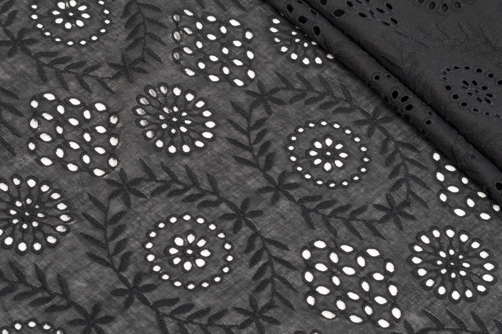 БАТИСТ З ВИШИВКОЮ